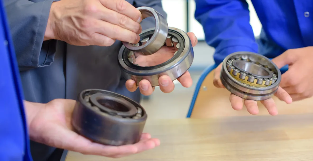 Un ingénieur contrôle le roulement d'une pompe centrifuge dans une salle technique.